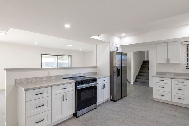 Building Photo - Amazing 6 Bed remodeled house at ASU