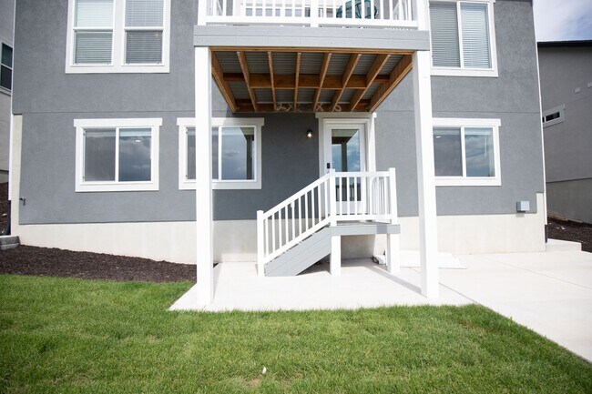 Building Photo - 1431 W Russo Dr