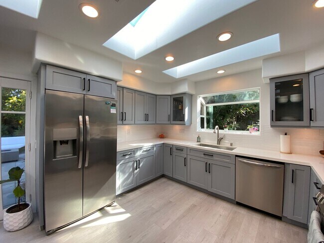 Building Photo - Beautiful 4 Bedroom Carlsbad Home!