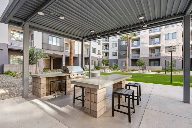 Building Photo - 711 W Broadway Rd