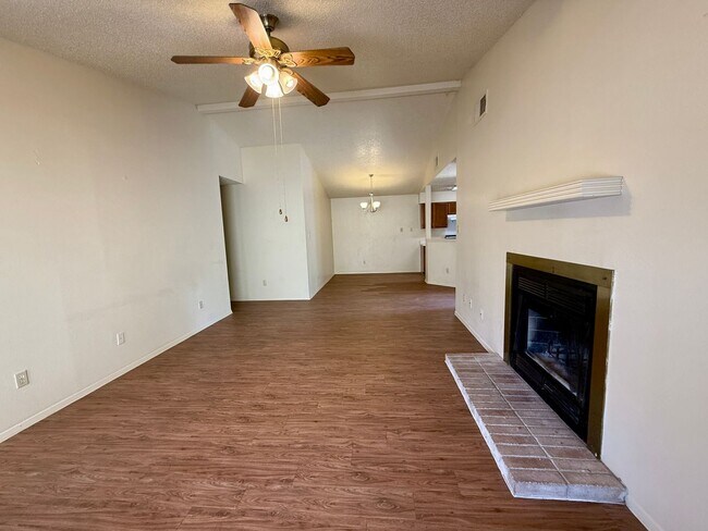 Building Photo - QUIET LOCATION - YARD BACKS TO GREENBELT