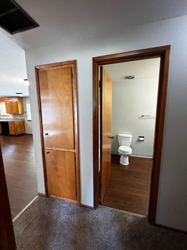 Building Photo - Lovely Lakewood single level 3 Bedroom 2 f...