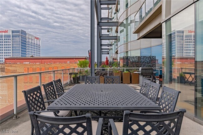 Building Photo - 701 W Lakeside Ave