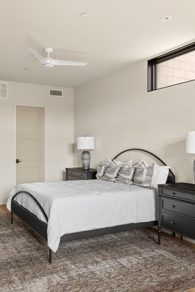 Building Photo - 1325 N Dewey Ave