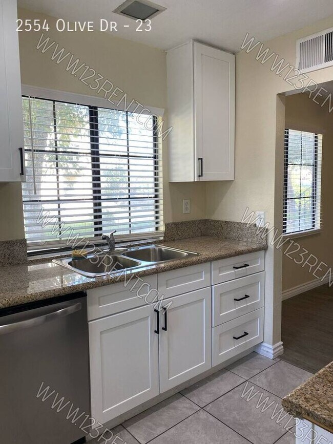 Building Photo - 2554 Olive Dr