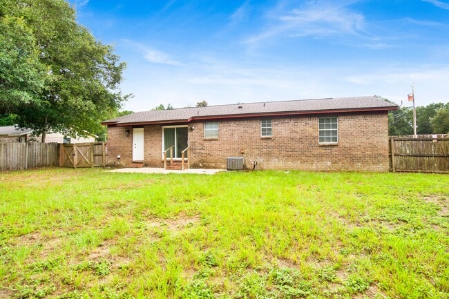 Building Photo - 4 Bed Home with Large Yard