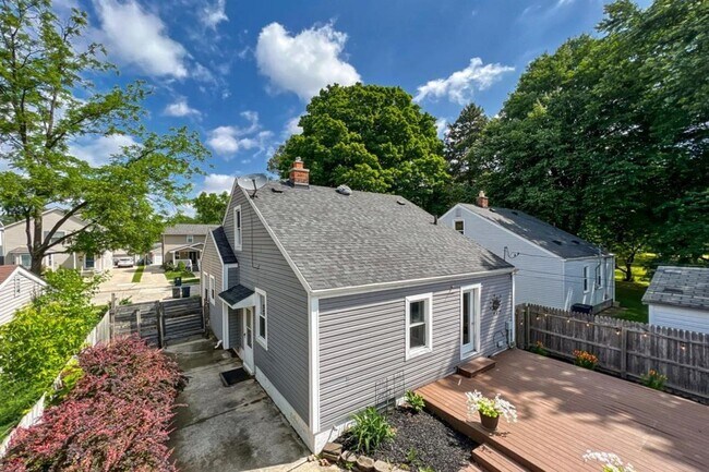 Building Photo - 2420 Harwood Ave