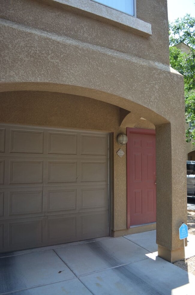 Building Photo - MOVE IN Special!!  Biltmore 2 bedroom!