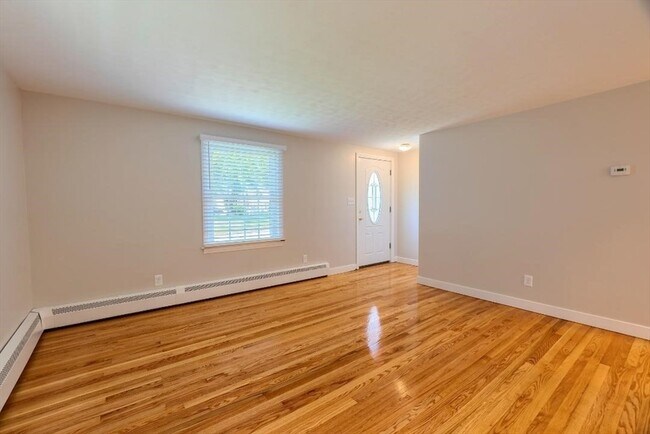 Building Photo - 2 Bay Edge Ln