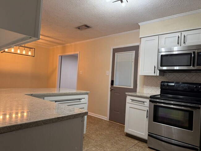 Building Photo - 8606 Holiday Dr