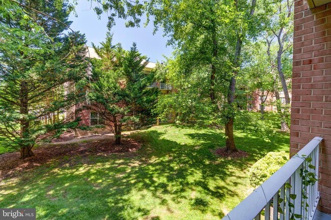 Building Photo - 6012 Westchester Park Dr