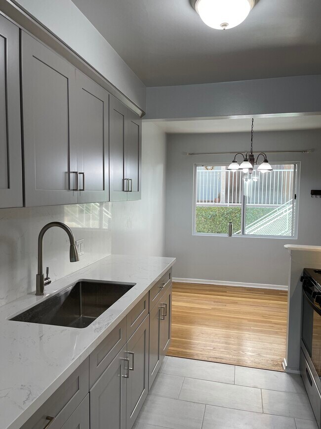 Building Photo - 848 9th St