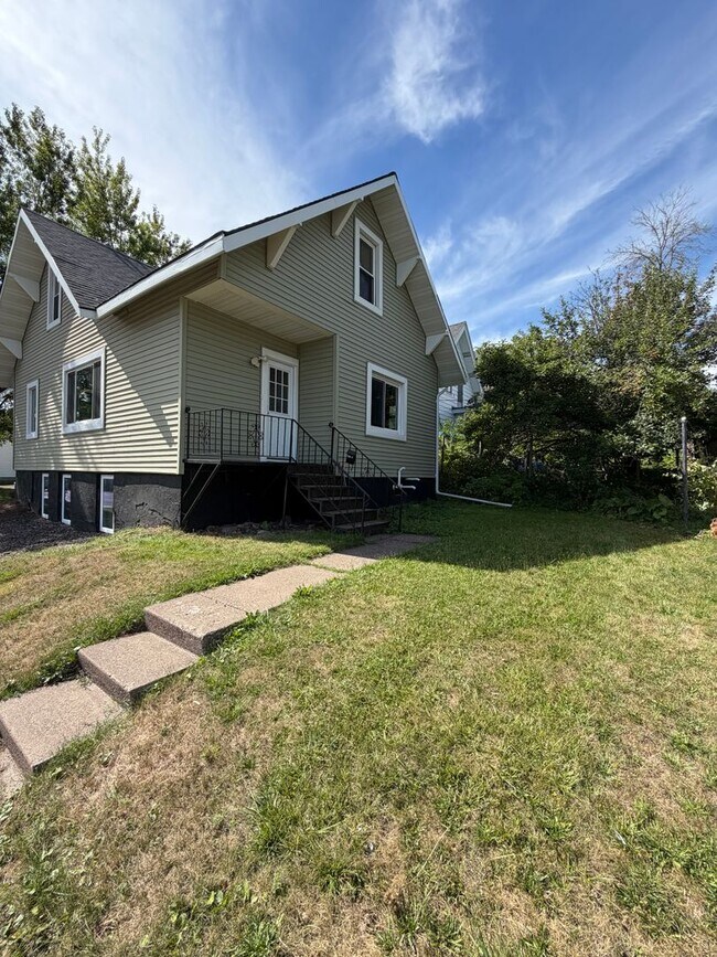 Building Photo - 902 N 11th Ave E