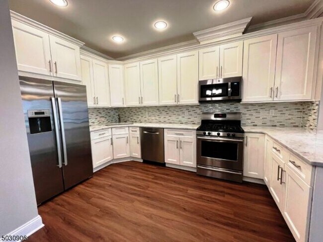 Building Photo - 7 N Ridge Cir