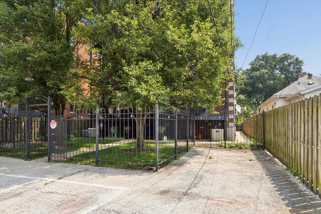 Building Photo - 7246 N Oakley Ave