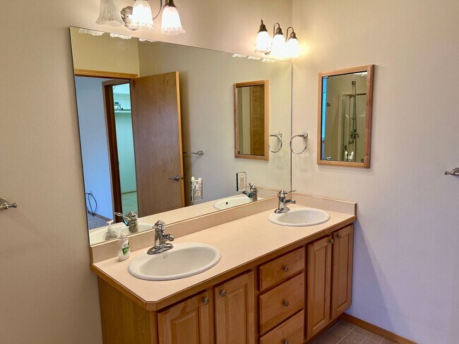 Building Photo - Charming 3 Bed 2 Bath Single Family Home W/ Attached Garage and Private Patio!