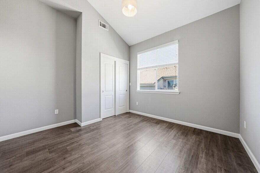 Building Photo - 817 Estancia Ter