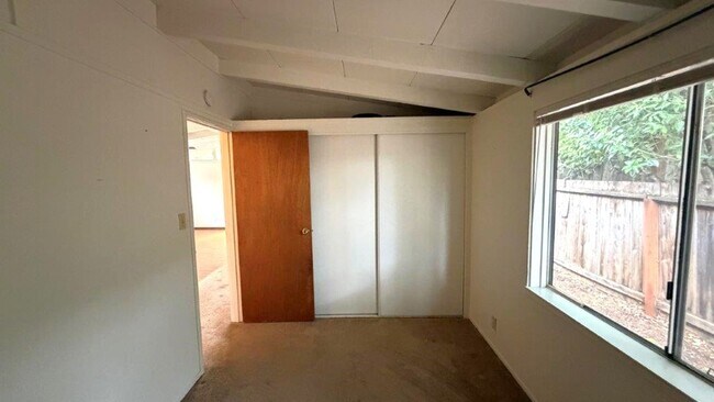 Building Photo - Martinez! 3 bedroom 1 bath Single family home!