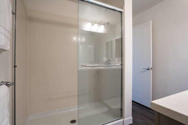 Building Photo - Fully Furnished Townhome with Garage, 3 bedroom/2.5 Bathroom at Kamalani Flats