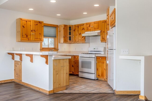 Building Photo - Refreshed Park Ave. Duplex with Historic O...
