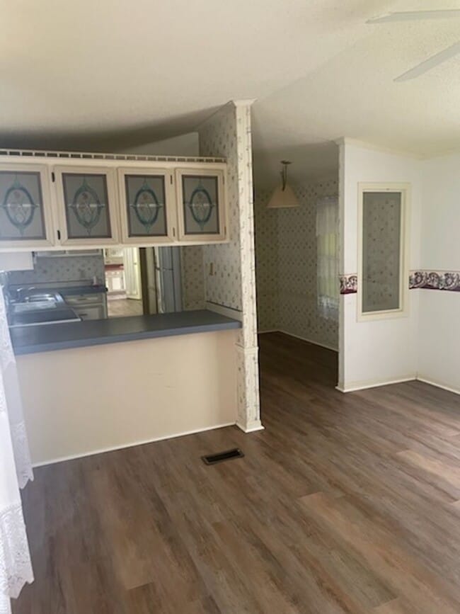 Building Photo - Two Bedroom Mobile Home in Quiet Setting