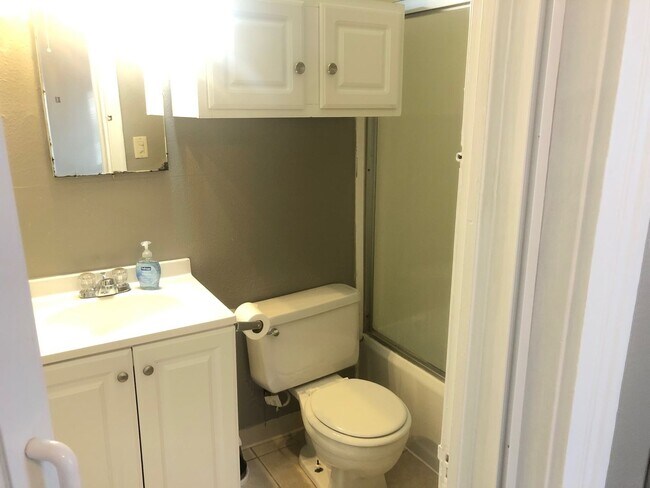 Building Photo - Very well decorated and furnished 4 BR house near IWU. Ideal for students with 2 kitchens