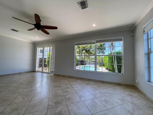 Building Photo - 929 NE 18th Ct