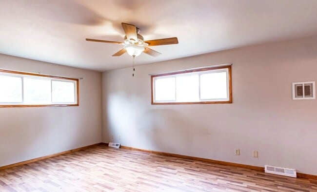 Building Photo - 4 Bedroom 3 Bathroom - South Fargo - All U...