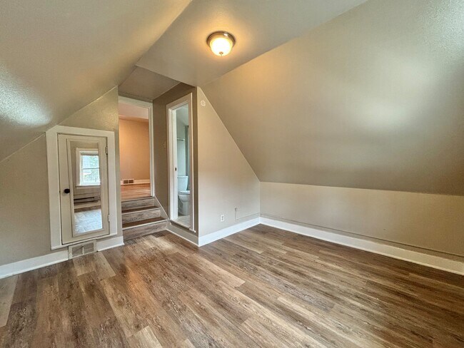 Building Photo - 176 S Chestnut St