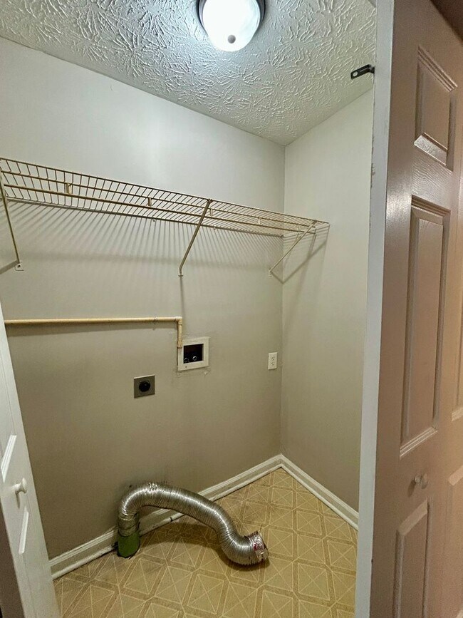 Building Photo - 2 Bed 1.5 Bath Pay ONLY Electric!