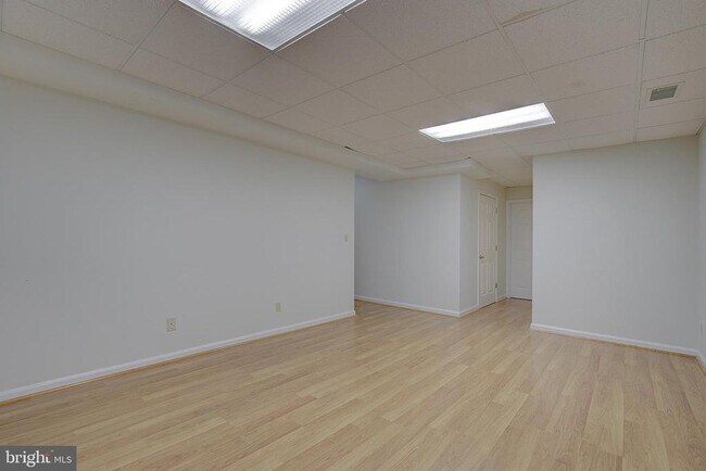 Building Photo - 48 Radcliffe Dr