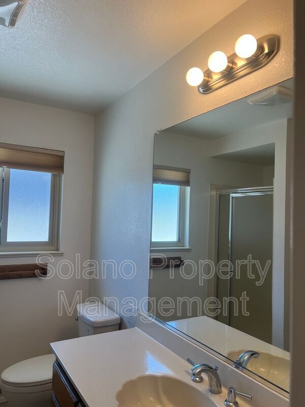 Building Photo - 142 Hillview Dr