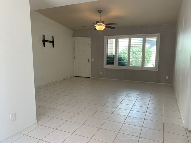 Building Photo - Two Bedroom Single Level Condo!