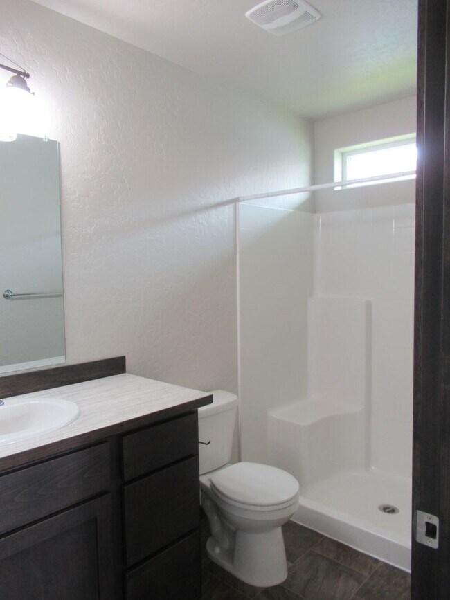 Building Photo - Home in Post Falls!