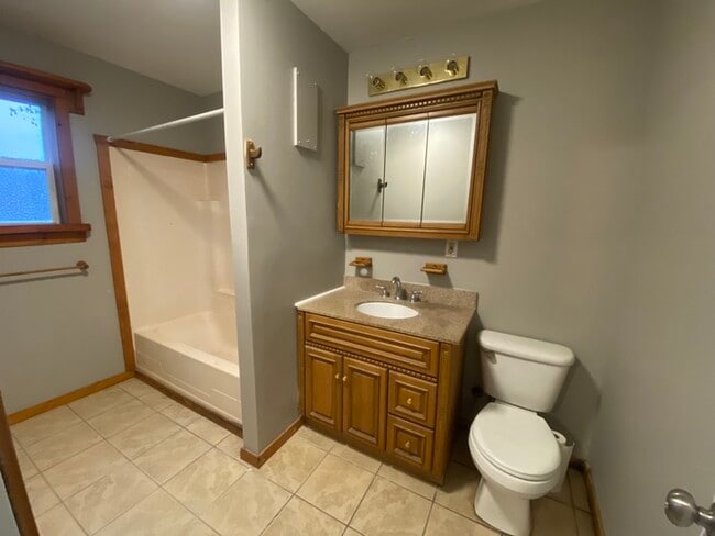 Building Photo - Spacious 3 bedroom 2 bath with 1 stall garage duplex outside city of Watertown for rent!