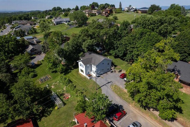 Building Photo - 1321 Mt Clinton Pike