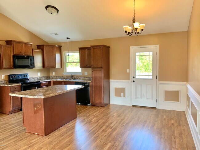 Building Photo - 421 McCall Dr