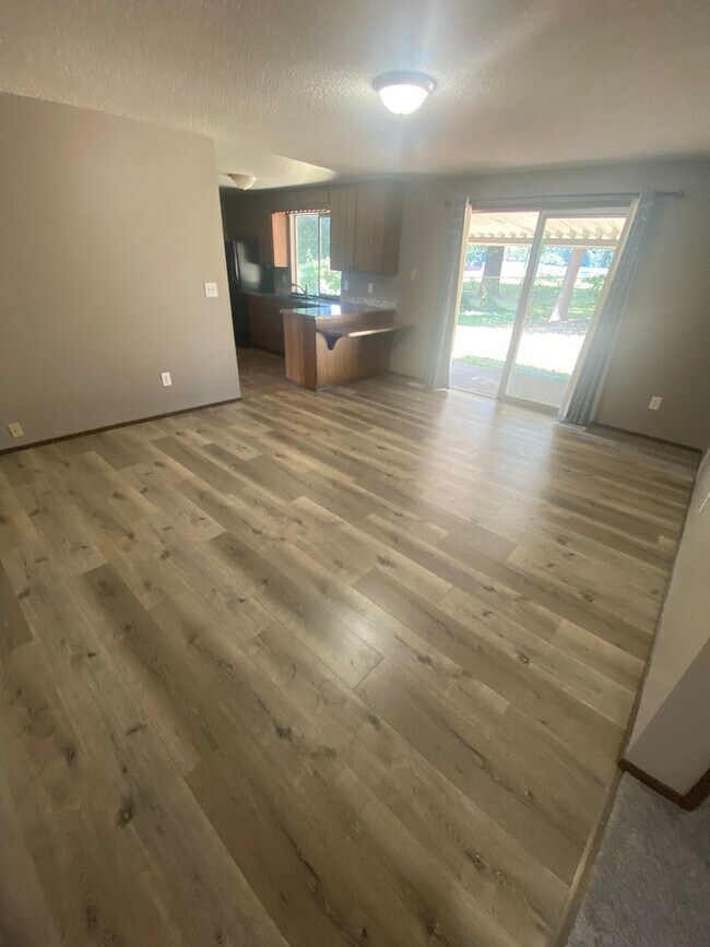 Building Photo - 3 Bed Room 1.75 Bath , New Floor Covering , New Interior Paint