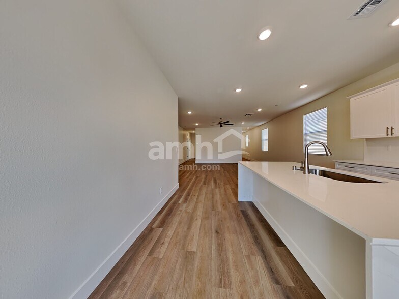 Building Photo - 537 Silverbell Falls Pl