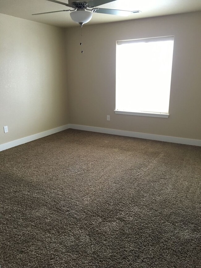 Building Photo - NEWER RENTAL AVAILABLE April 2025-3bed/3.5...