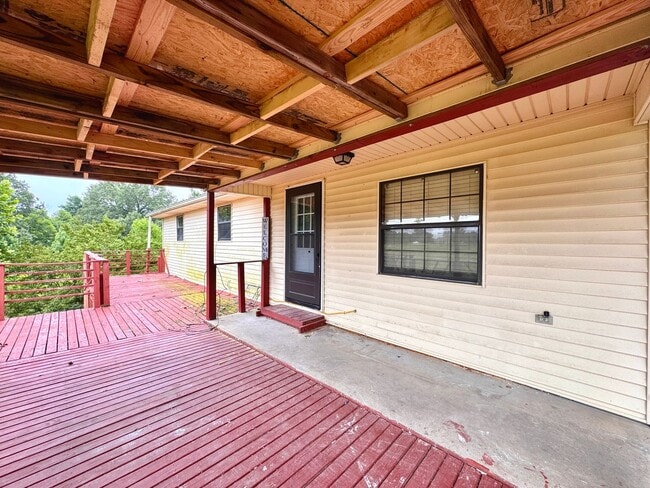 Building Photo - Freshly Updated 3 Bedroom/ 2 Bathroom Country Home