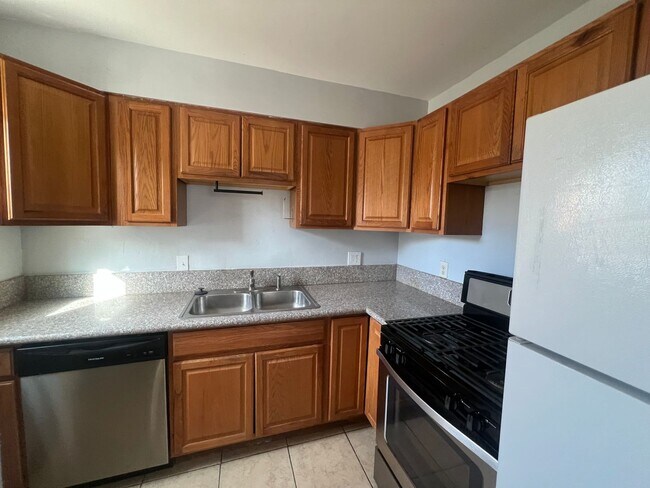 Building Photo - Downtown Living with a Massive Yard 3 Bed 1 Bath $1965.00