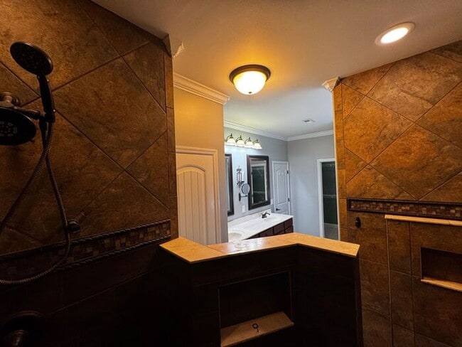 Building Photo - Near Redstone Arsenal Gate 1 with fence, storm shelter and AMAZING spa shower in primary suite