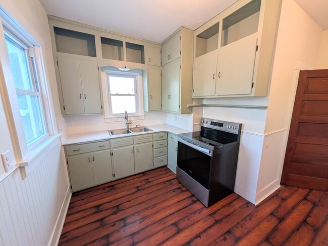 Building Photo - 1015 A Ave E