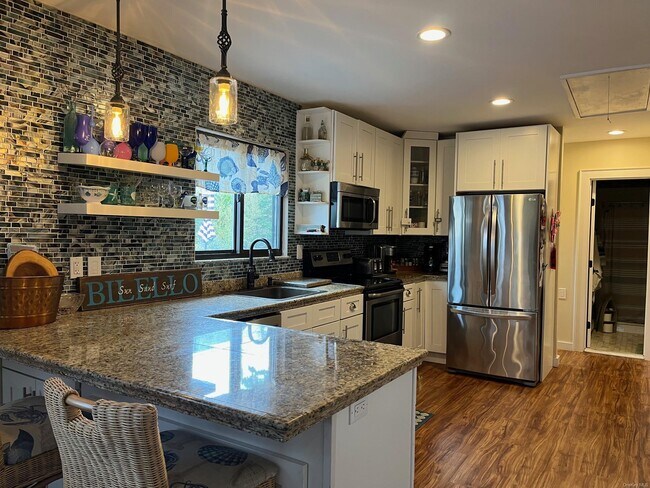 Building Photo - 142 Bungalow Ln