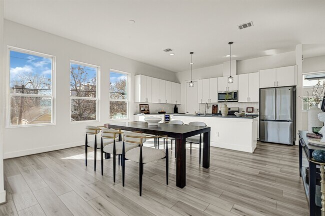 Building Photo - 3313 Baer St