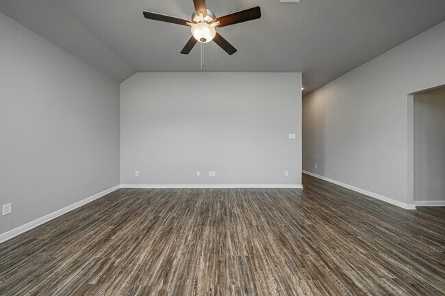 Building Photo - 611 Hollyhock Dr