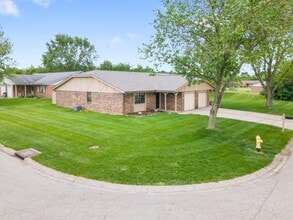 Building Photo - 3477 Redbud Dr