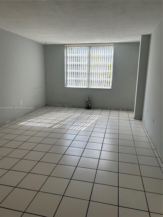 Building Photo - 1250 NE 125th St