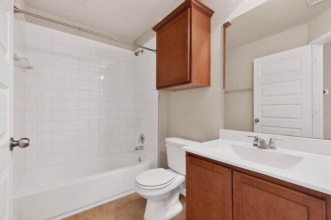 Building Photo - 1620 Bryant Dr